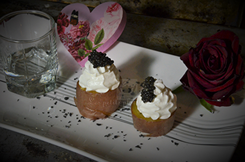 Bouchées apéritives de pomme de terre au caviar et chantilly vodka