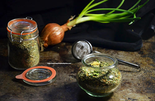 Bouillon de légumes en poudre avec des épluchures