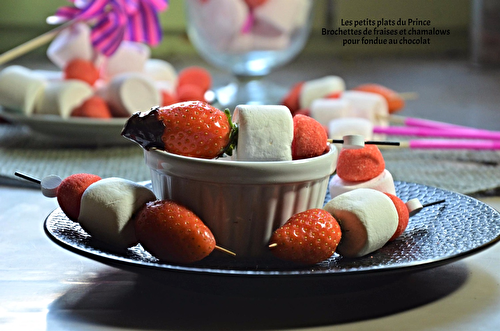 Brochettes de fraises et chamalows pour fondue au chocolat