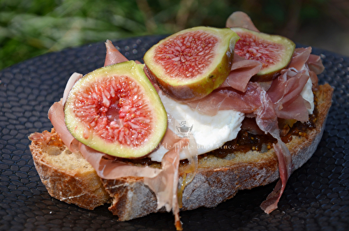 Bruschetta à la figue, jambon de pays et chèvre frais