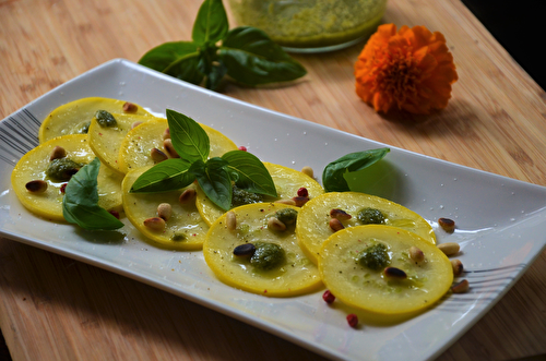 Carpaccio de courgettes jaunes au pesto basilic orties