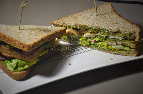 Club-sandwich au poulet, asperges vertes et au pesto de fanes de radis et orties