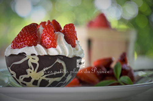 Coque en chocolat, fraises et chantilly