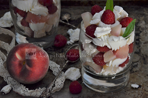 Coupe pêches, framboises et crème fouettée vanillée et verveine citronnelle