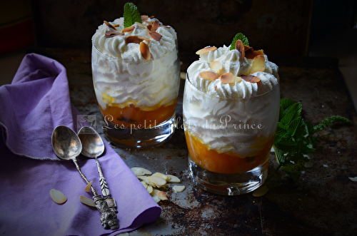 Coupes de compote de pêches à la menthe et chantilly