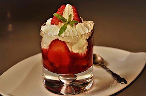 Coupes de fraises marinées à la verveine citronnelle et chantilly