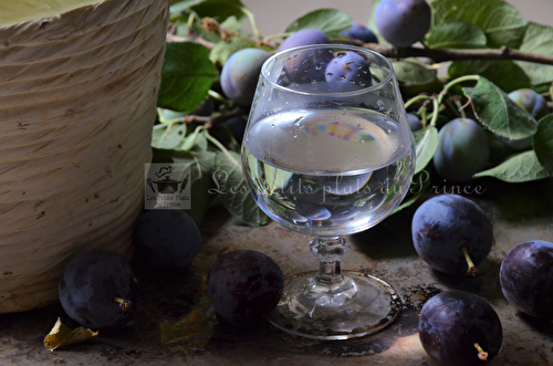 Eau de vie de prunes du jardin