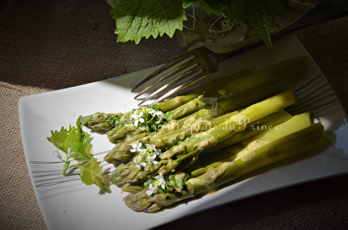 Entrée printanière d'asperges vertes à l'alliaire