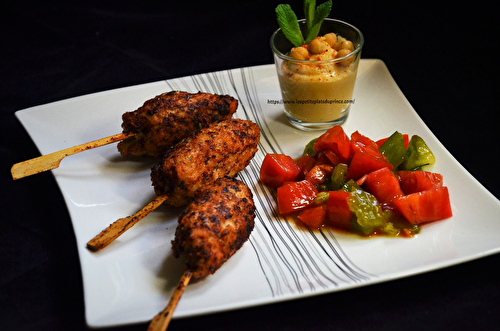 Keftas de poulet à la menthe, tartare de tomates et houmous