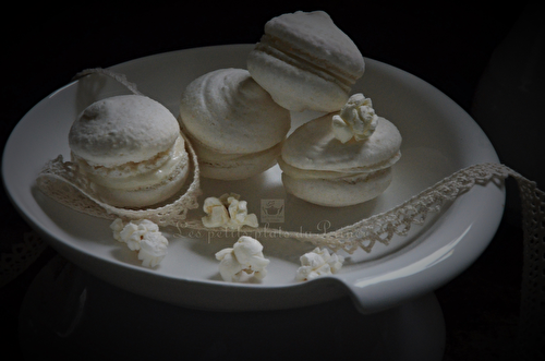 Macarons au pop corn en monochromie blanche