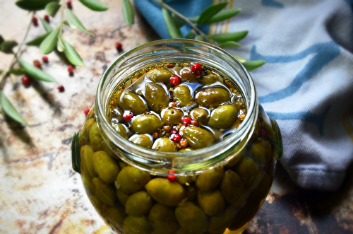 Méthode de préparation des olives vertes du jardin en saumure