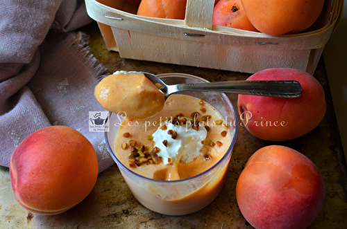 Mousse d'abricots et tuiles aux éclats de pistache