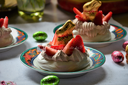 Nids de Pâques en meringue, chantilly chocolatée et fraises