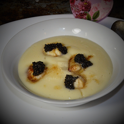 Noix de St Jacques au caviar, sur mousseline de chou fleur