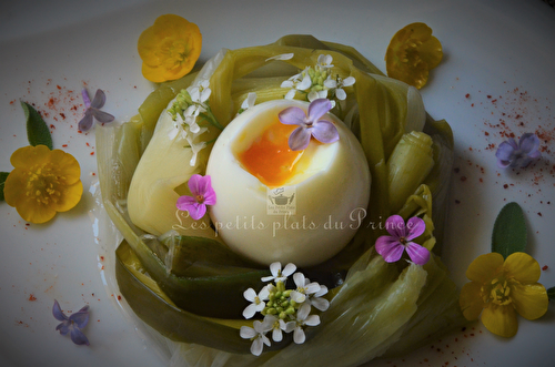 Oeuf de Pâques mollet en nid de poireau aux petites fleurs du jardin