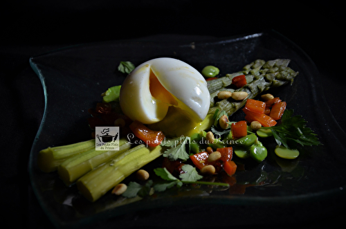 Oeuf mollet, asperges vertes et salade d'herbes