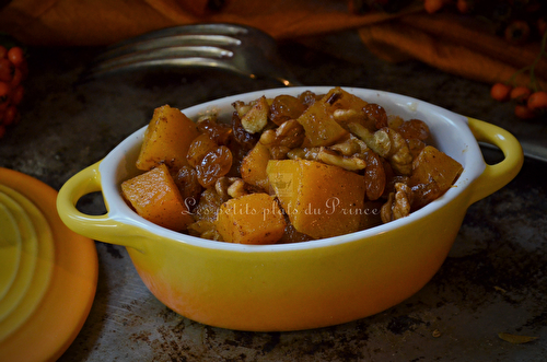 Poêlée végétarienne de courge butternut, noix et raisins secs