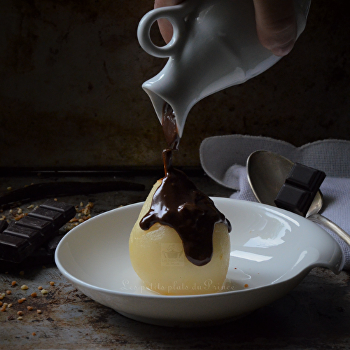 Poire au sirop nappée de chocolat fondu