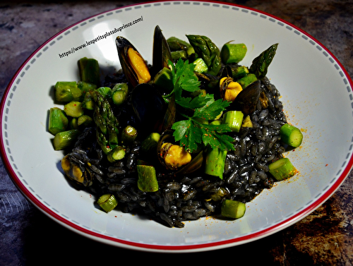 Recette de risotto à l'encre de seiche, moules et asperges vertes