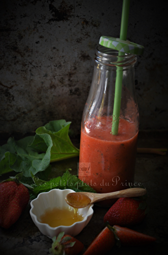 Red Smoothie fraise, rhubarbe, miel et mélisse