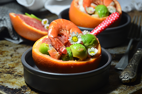 Salade de pamplemousse, avocat, crevettes et pâquerettes