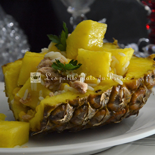 Salade de riz exotique en coque d'ananas