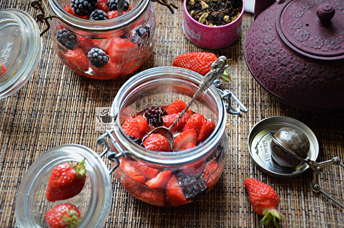 Soupe de fraises et mûres, sirop infusé au thé aux épices