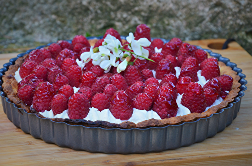 Tarte aux framboises sur crème fouettée