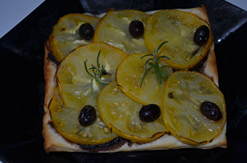 TARTE FINE AUX TOMATES ET OLIVES NOIRES