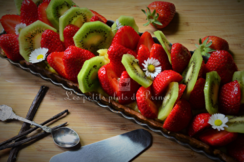 Tarte printanière aux fraises, kiwi et fleurs de pâquerettes