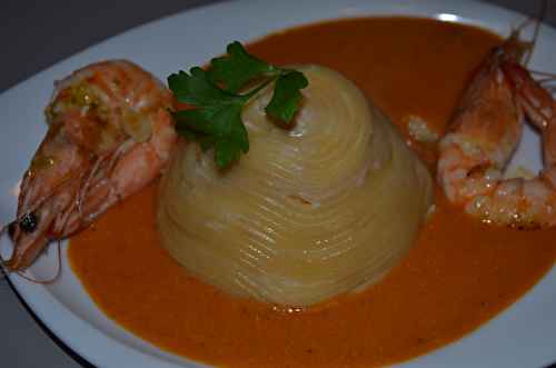 Timbale de mousseline de gambas en dôme de spaghetti