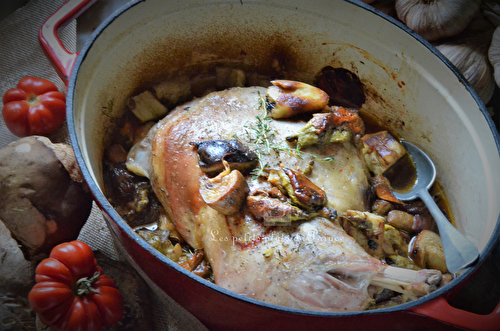 Épaule d'agneau rôtie au four et garniture de cèpes