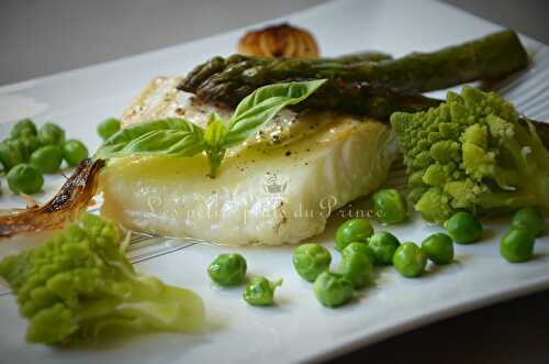 Dos de cabillaud aux petits légumes verts du printemps : asperges, petits pois, romanesco...