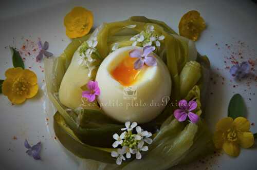 Oeuf de Pâques mollet en nid de poireau aux petites fleurs du jardin