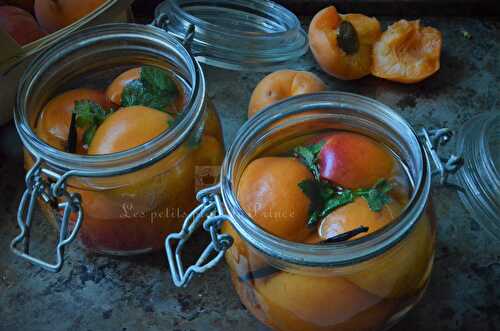 Conserves d'abricots au sirop à la mélisse du jardin
