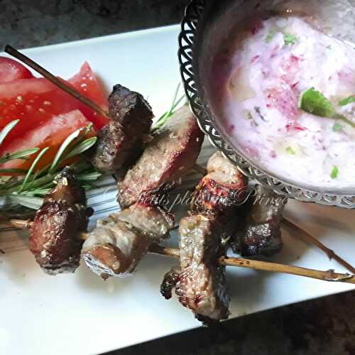 Souvláki (σουβλάκι) Grecs : les brochettes fast food sauce tzatzíki aux radis roses