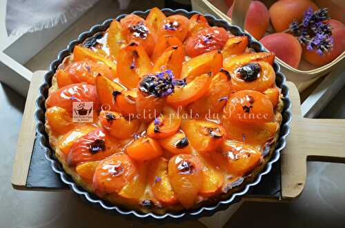 Tarte aux abricots sur crème parfumée à la lavande du jardin