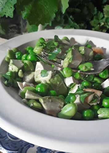 Salade healthy en vert: fèves, petits pois, avocat et filet de poulet