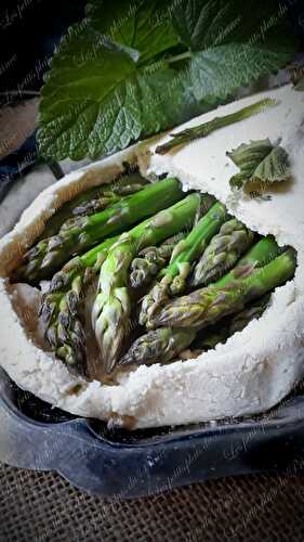 Fagot d'asperges vertes, cuisson en croûte de sel parfumée à la mélisse