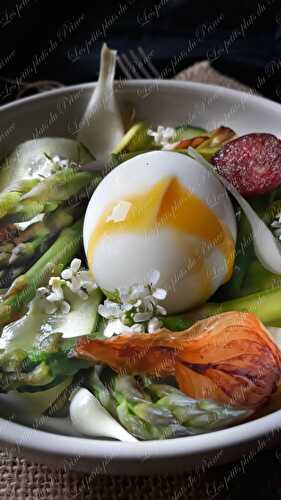 Salade printanière pour Pâques : asperges vertes, oignons nouveaux et œuf mollet