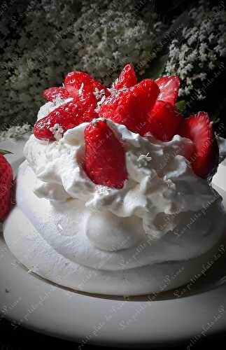 Pavlova fraise et fleurs de sureau