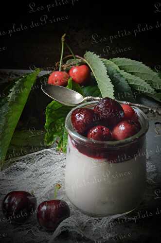 Yaourts maison à la compotée de cerises du jardin et au miel