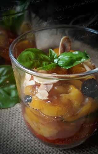 Verrine de poivrons grillés en salade, amandes grillées, olives et basilic