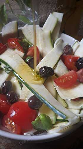 Salade toute simples de courgettes crues au basilic