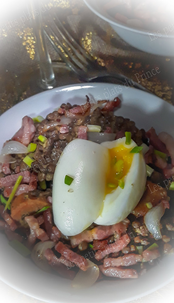 Salade tiède de lentilles, lardons et œuf mollet