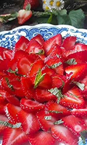 Carpaccio de fraises au sirop de mélisse citronnelle