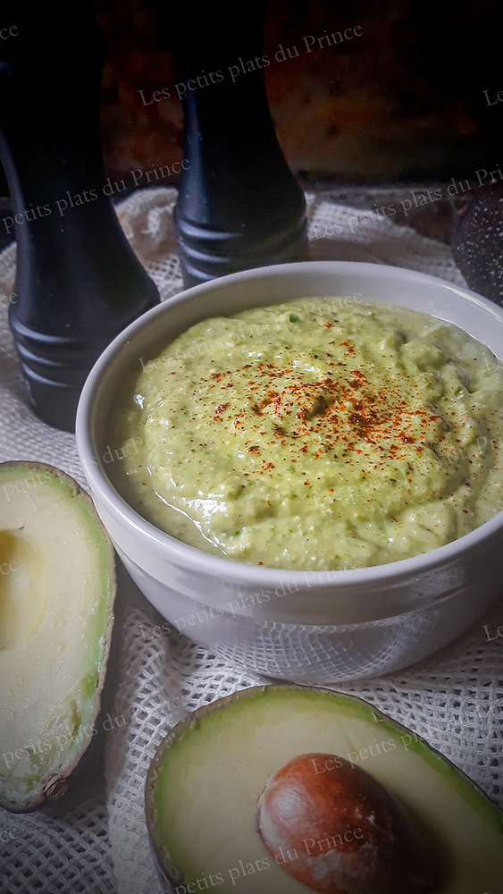 Sauce crémeuse antigaspi à l'avocat et fanes de radis