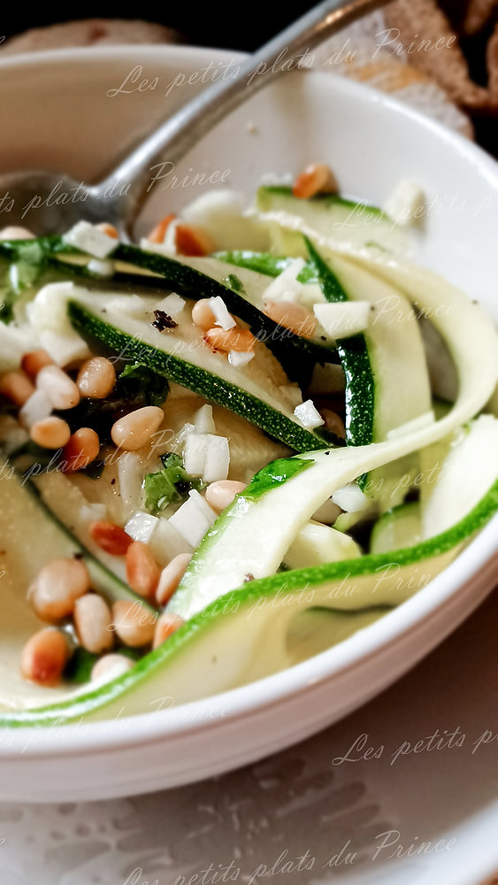 Salade de courgettes crues au basilic, citron et pignons de pin