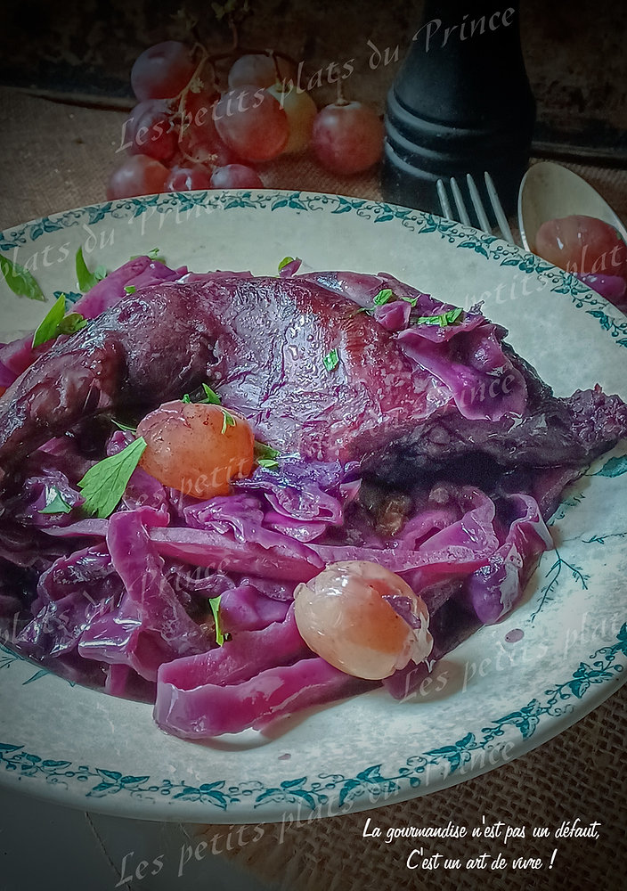 Lapin au chou rouge braisé et au raisin, sauce au vin rouge