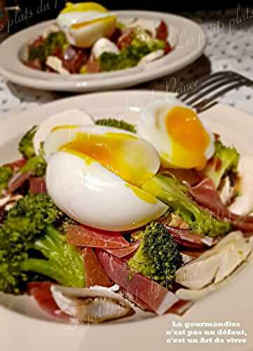 Salade hivernale de brocolis, jambon de pays, champignons et œufs mollets